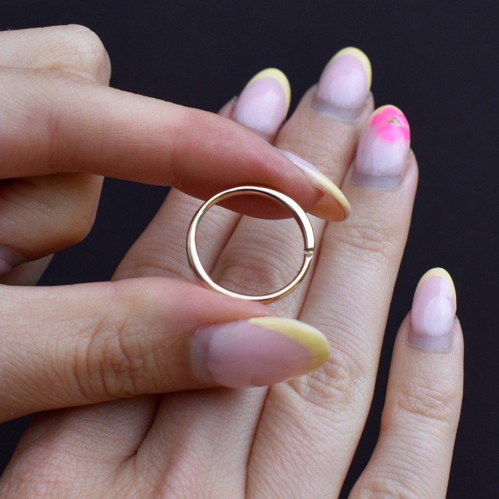 A circular 9ct gold split ring measuring 20 millimetres with a double-coiled wire design. View VIII