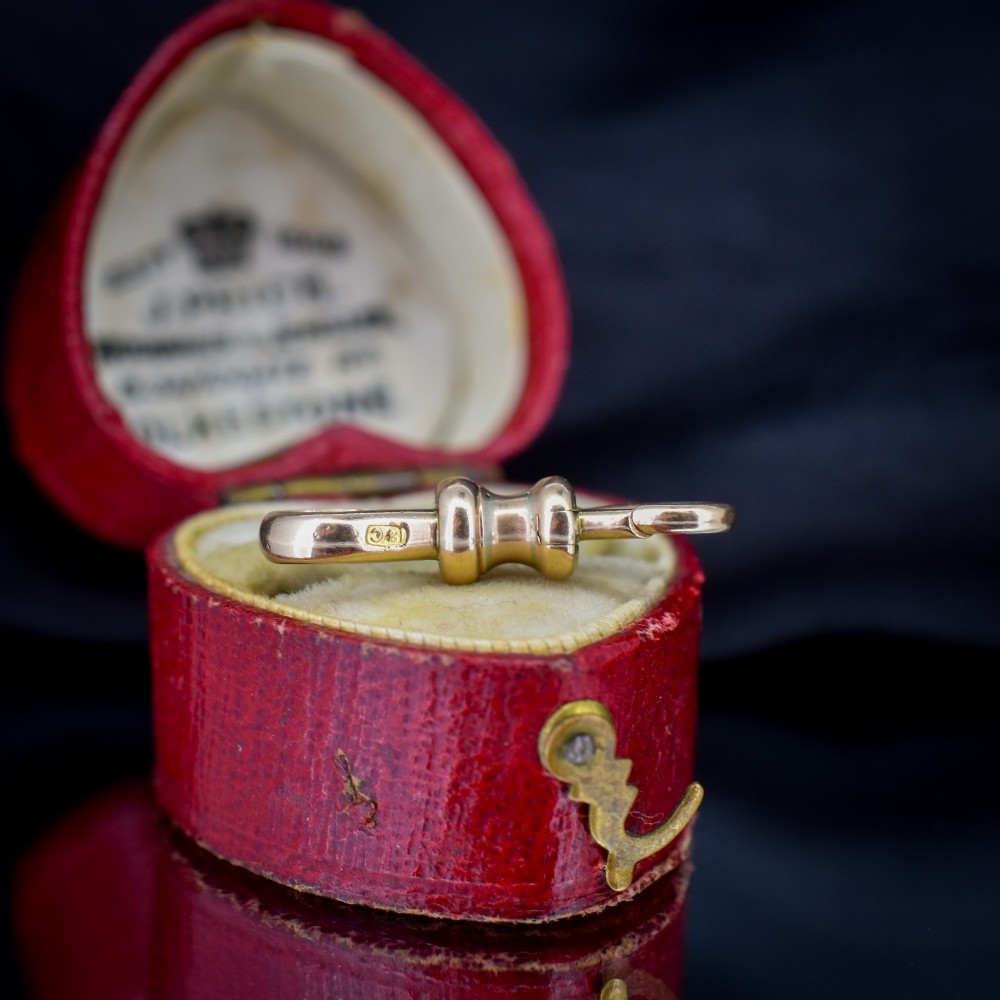 A double-sided 9ct yellow gold antique dog clip clasp featuring hinged spring fasteners at both ends connected by a central barrel collar. View IV