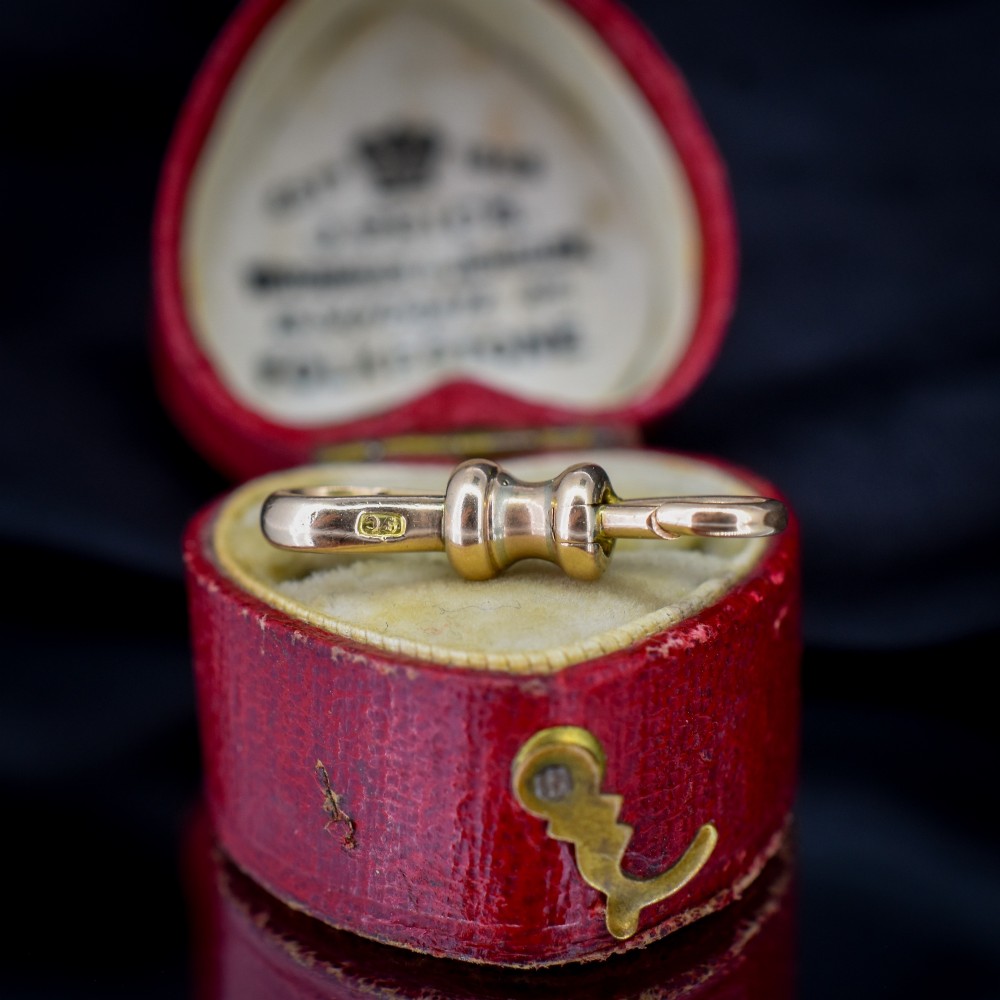 A double-sided 9ct yellow gold antique dog clip clasp featuring hinged spring fasteners at both ends connected by a central barrel collar. View V