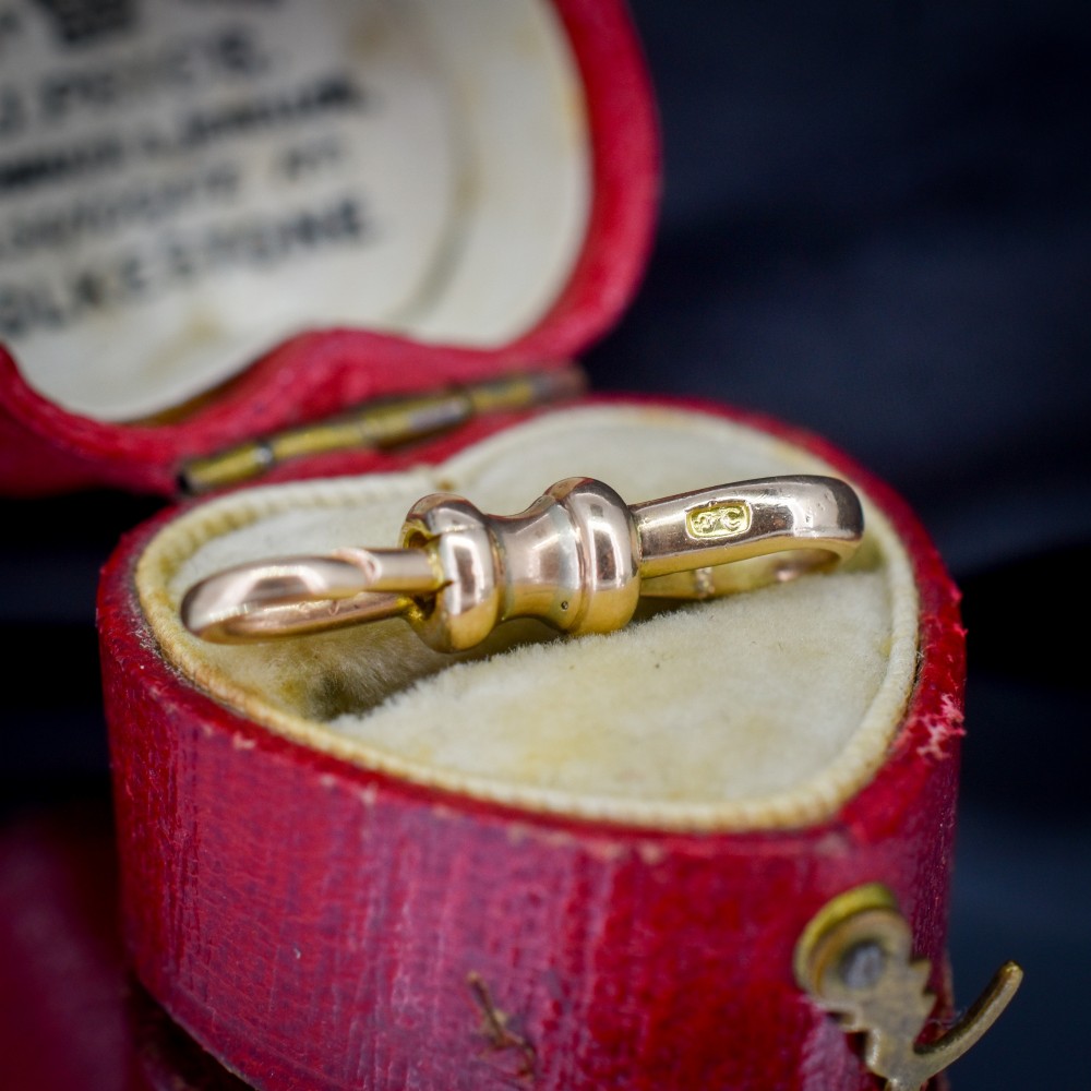 A double-sided 9ct yellow gold antique dog clip clasp featuring hinged spring fasteners at both ends connected by a central barrel collar. View VI