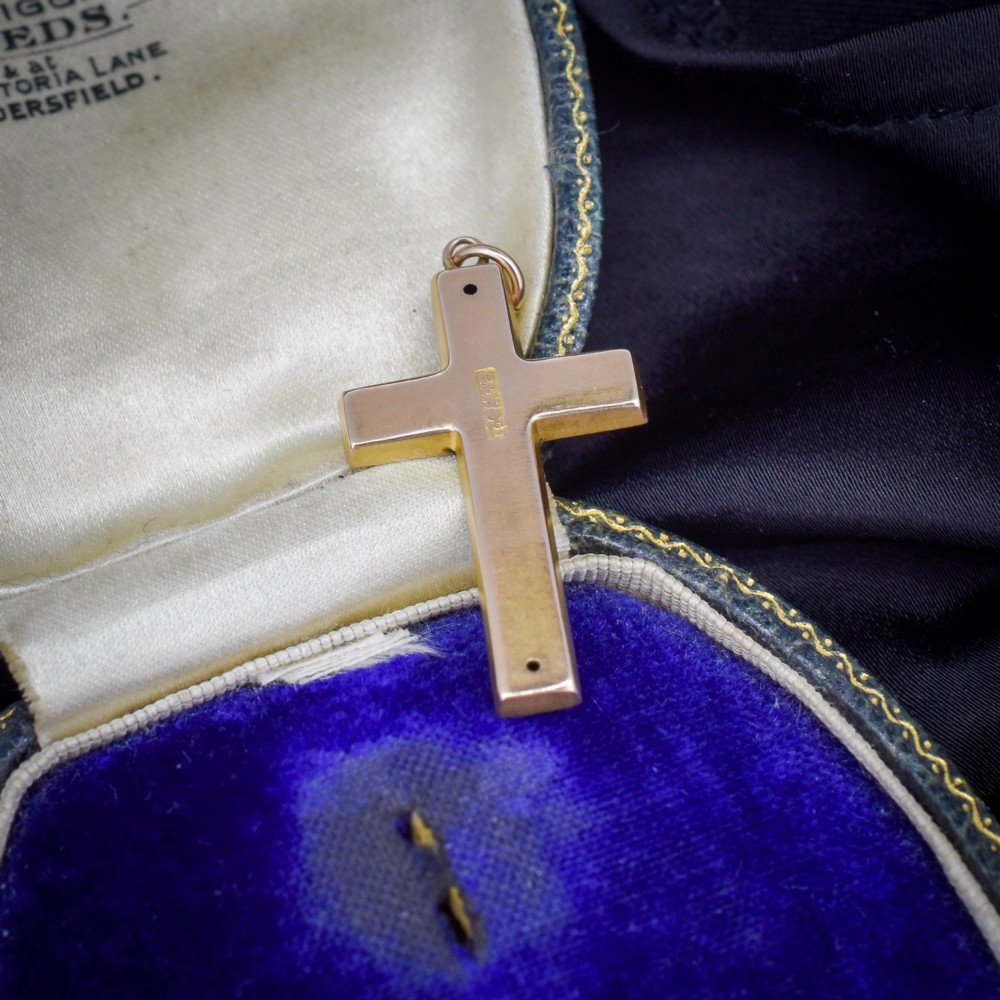 An Edwardian 9ct yellow gold cross pendant featuring hand-engraved ivy leaves and scrollwork patterns with a top suspension loop. View III