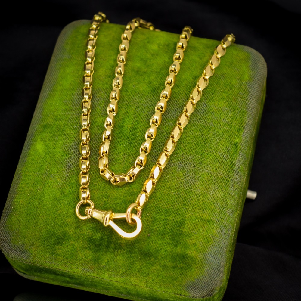 An antique 9ct yellow gold tulip link fancy chain necklace featuring a traditional dog clip fastener.