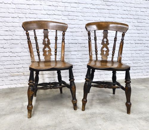 Pr (2) Windsor Kitchen Chairs