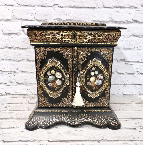 Lacquered Jewellery Chest