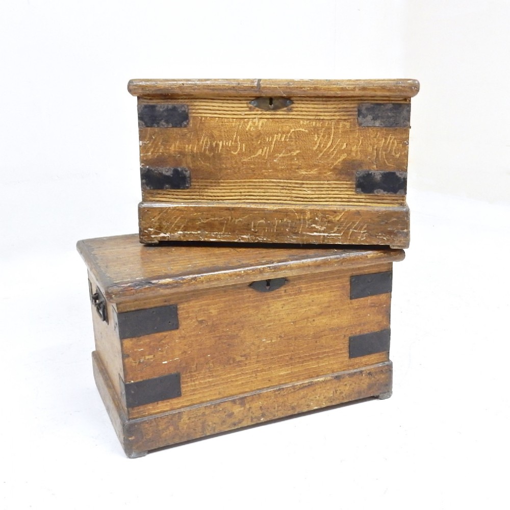 2x Pine Travelling Chests