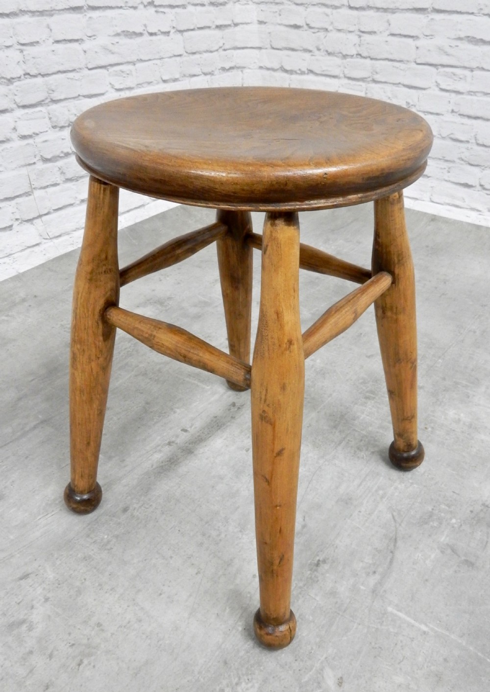 Low Bar Stool View III