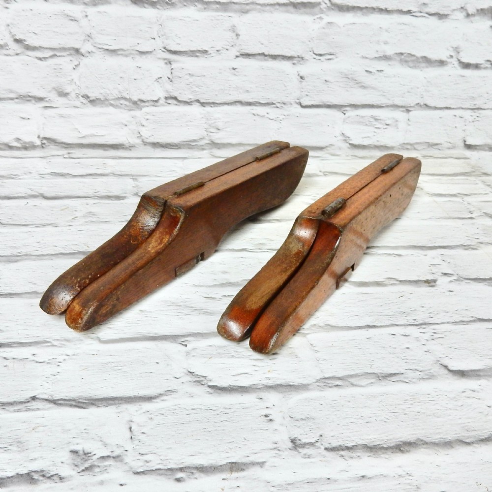 2x Boot Pulls View VI