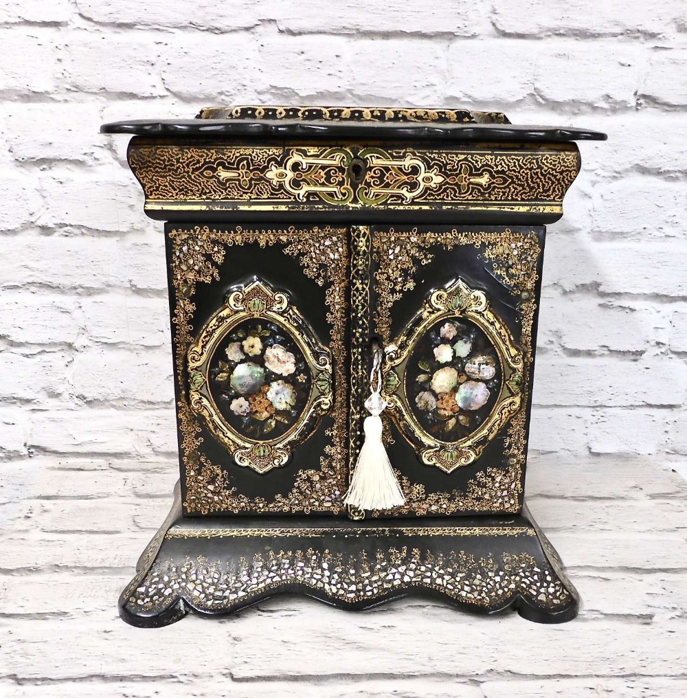 Lacquered Jewellery Chest 
