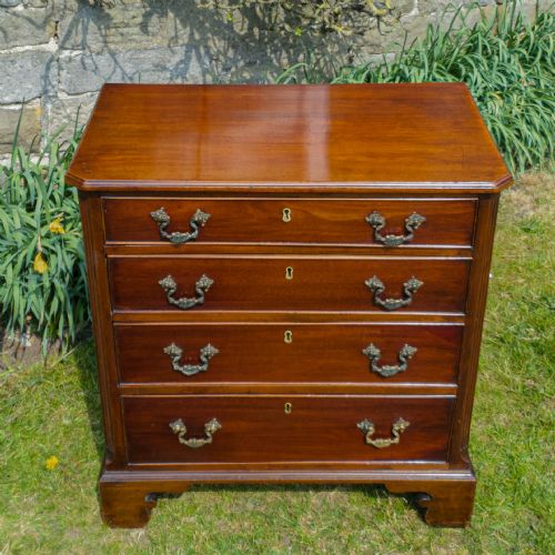GEORGIAN SMALL BACHELORS MAHOGANY CHEST OF DRAWERS C1790 GEORGE III - ADDITIONAL PHOTO 1
