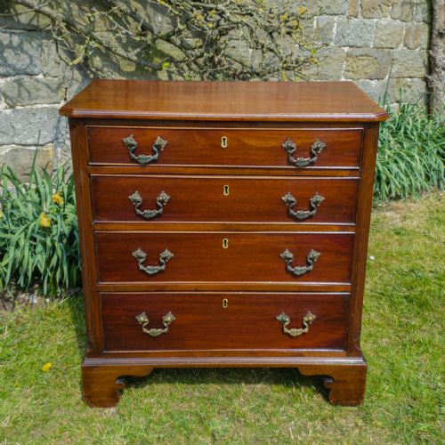 GEORGIAN SMALL BACHELORS MAHOGANY CHEST OF DRAWERS C1790 GEORGE III - ADDITIONAL PHOTO 2