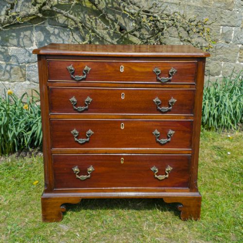 georgian small bachelors mahogany chest of drawers c1790 george iii - CATEGORY: ANTIQUE CHEST OF DRAWERS - DATED 18TH CENTURY
