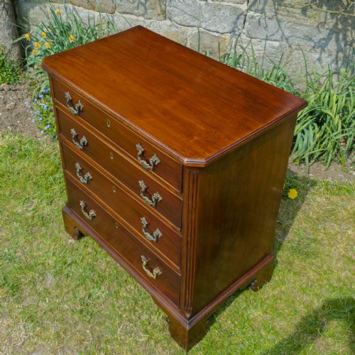 GEORGIAN SMALL BACHELORS MAHOGANY CHEST OF DRAWERS C1790 GEORGE III - ADDITIONAL PHOTO 5