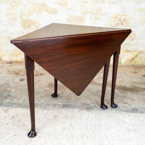GEORGE II PAD FOOT MAHOGANY TRIANGULAR CORNER DROPLEAF TEA TABLE - ADDITIONAL PHOTO 9