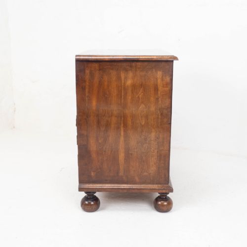QUEEN ANNE WALNUT FEATHERBANDED CHEST OF DRAWERS COMMODE LATE C17TH - ADDITIONAL PHOTO 8
