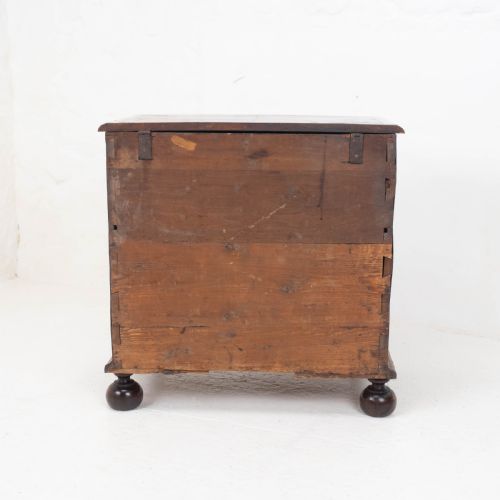 QUEEN ANNE WALNUT FEATHERBANDED CHEST OF DRAWERS COMMODE LATE C17TH - ADDITIONAL PHOTO 9