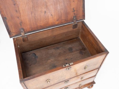 QUEEN ANNE WALNUT FEATHERBANDED CHEST OF DRAWERS COMMODE LATE C17TH - ADDITIONAL PHOTO 15