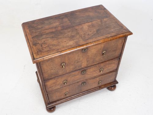 QUEEN ANNE WALNUT FEATHERBANDED CHEST OF DRAWERS COMMODE LATE C17TH - ADDITIONAL PHOTO 16