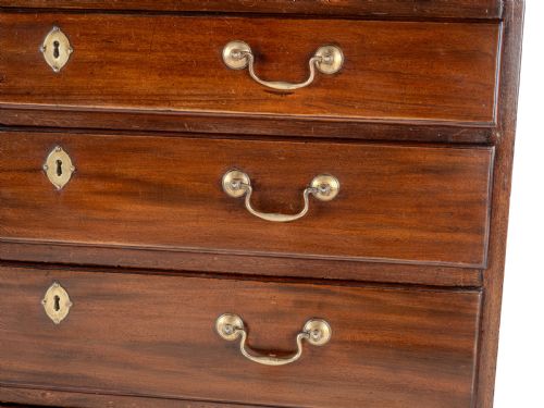 GEORGE II MAHOGANY BACHELORS CHEST OF DRAWERS WITH BRUSHING SLIDE C1750 GEORGIAN - ADDITIONAL PHOTO 10