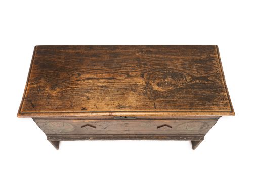 18TH CENTURY ELM AND PINE SIX PLANK COFFER WITH 19TH CENTURY FOLK ART DECORATION - ADDITIONAL PHOTO 2