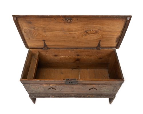 18TH CENTURY ELM AND PINE SIX PLANK COFFER WITH 19TH CENTURY FOLK ART DECORATION - ADDITIONAL PHOTO 6