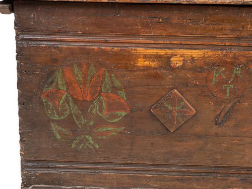 18TH CENTURY ELM AND PINE SIX PLANK COFFER WITH 19TH CENTURY FOLK ART DECORATION - ADDITIONAL PHOTO 7