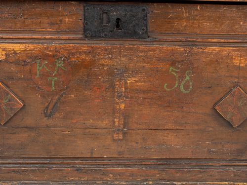 18TH CENTURY ELM AND PINE SIX PLANK COFFER WITH 19TH CENTURY FOLK ART DECORATION - ADDITIONAL PHOTO 8