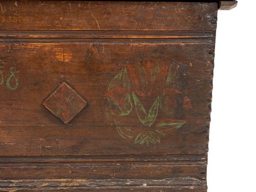 18TH CENTURY ELM AND PINE SIX PLANK COFFER WITH 19TH CENTURY FOLK ART DECORATION - ADDITIONAL PHOTO 9