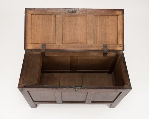 SMALL GEORGE II GEORGE III OAK PANELLED COFFER C17301770 - ADDITIONAL PHOTO 5