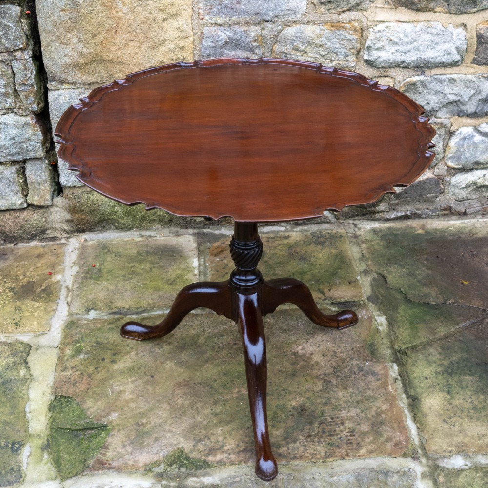 Georgian Pie Crust Edge Mahogany Tilt-Top Tripod Supper Table (George III Late C18th) View III