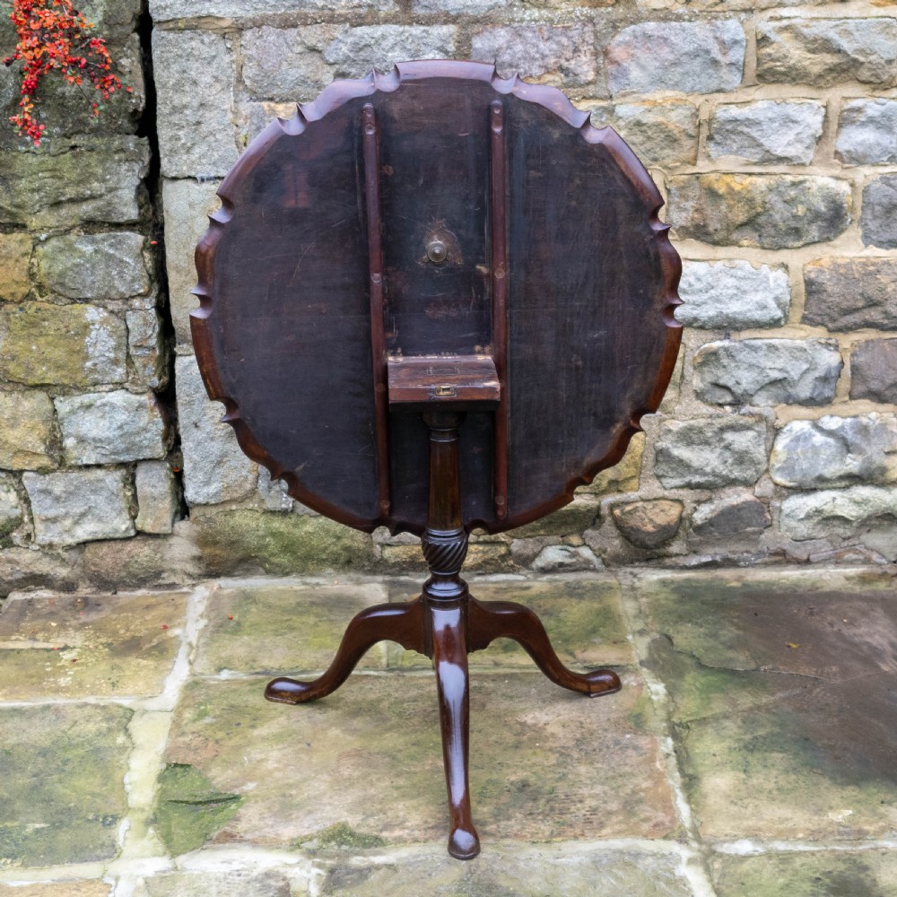 Georgian Pie Crust Edge Mahogany Tilt-Top Tripod Supper Table (George III Late C18th) View IV