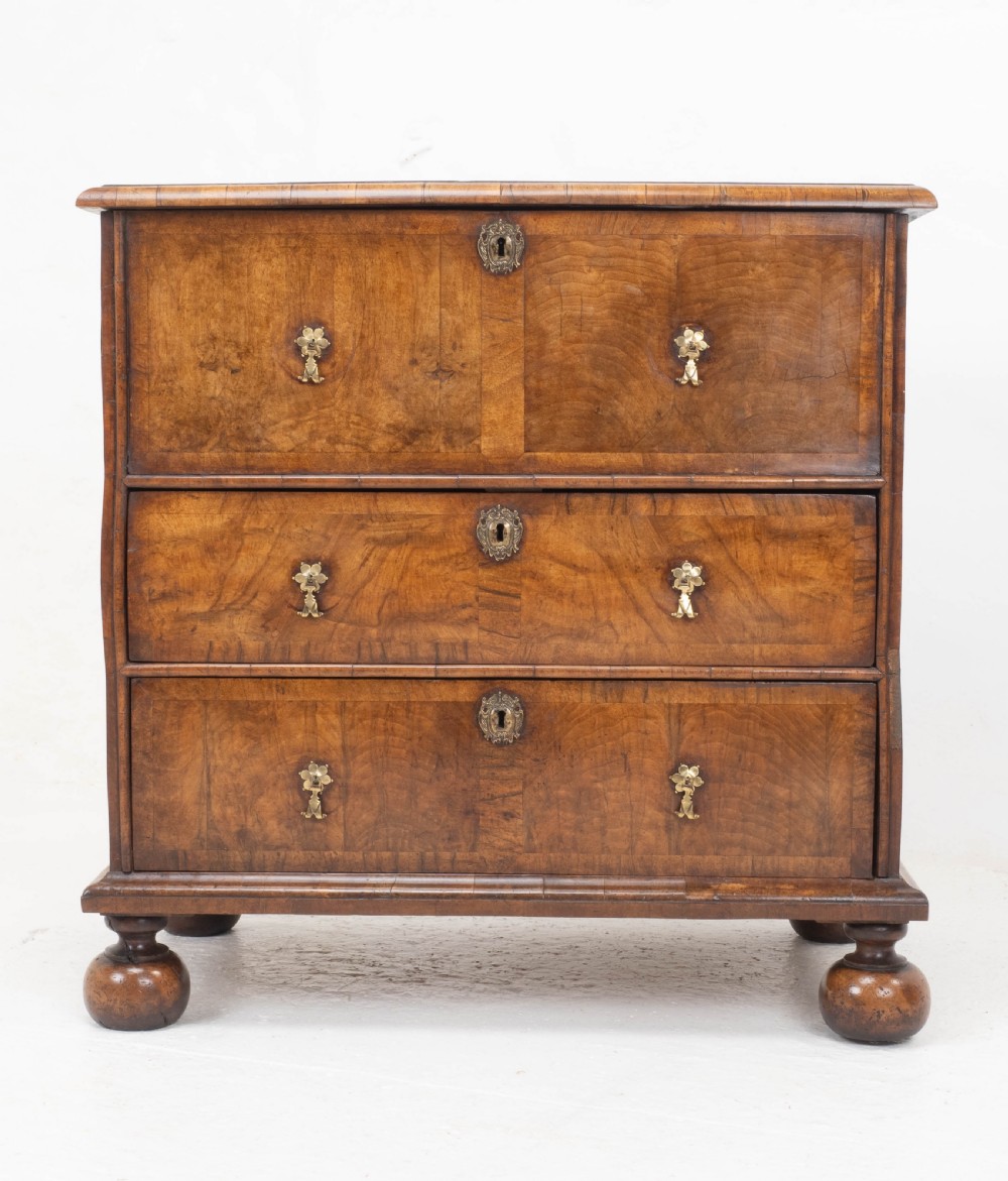 Queen Anne Walnut & Featherbanded Chest of Drawers / Commode Late C17th
