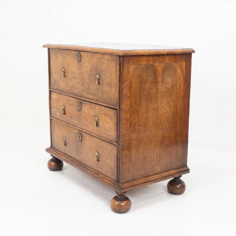 Queen Anne Walnut & Featherbanded Chest of Drawers / Commode Late C17th View IV