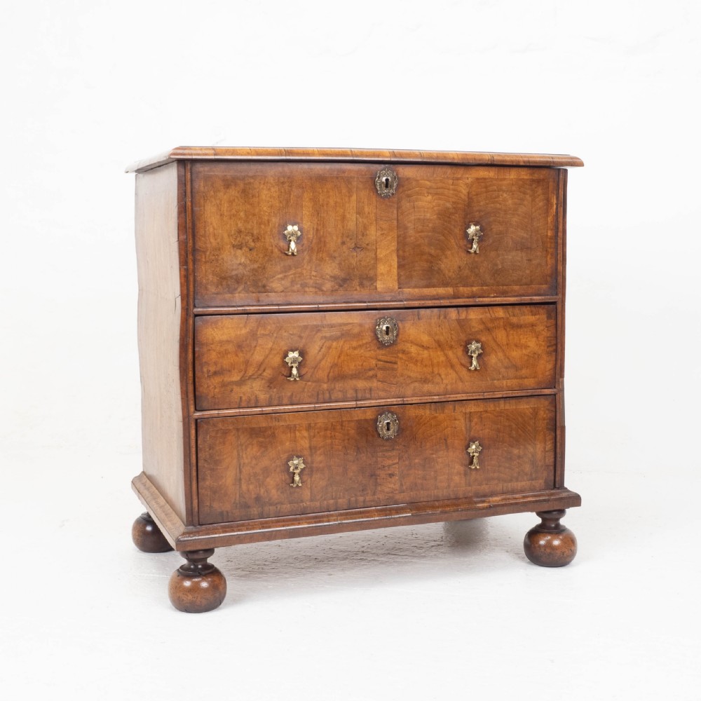 Queen Anne Walnut & Featherbanded Chest of Drawers / Commode Late C17th View XI
