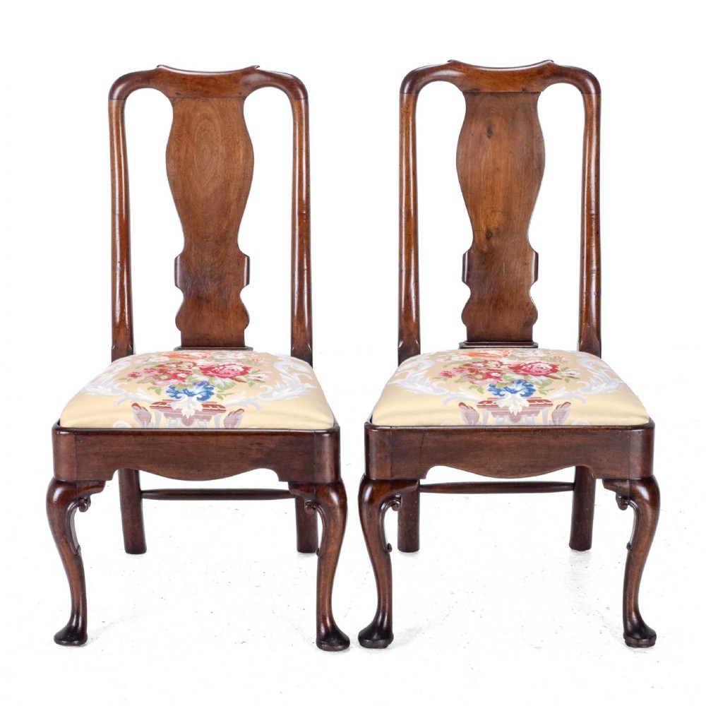 Early 18th Century George I Pair of Mahogany Silk Upholstered Side Chairs circa 1720 (Georgian, Queen Anne Style Dining) View II