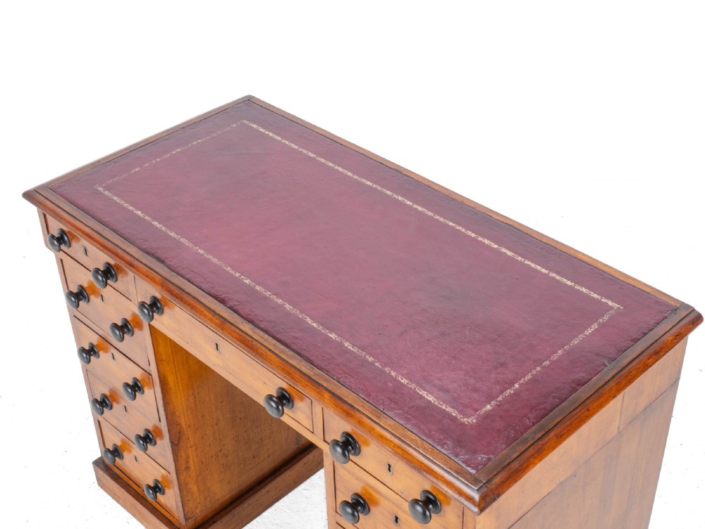 Victorian Small Walnut Pedestal Desk with Leather Tooled Gilt Border Skiver circa 1870 (19th Century) View IV