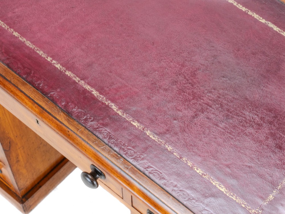 Victorian Small Walnut Pedestal Desk with Leather Tooled Gilt Border Skiver circa 1870 (19th Century) View VI