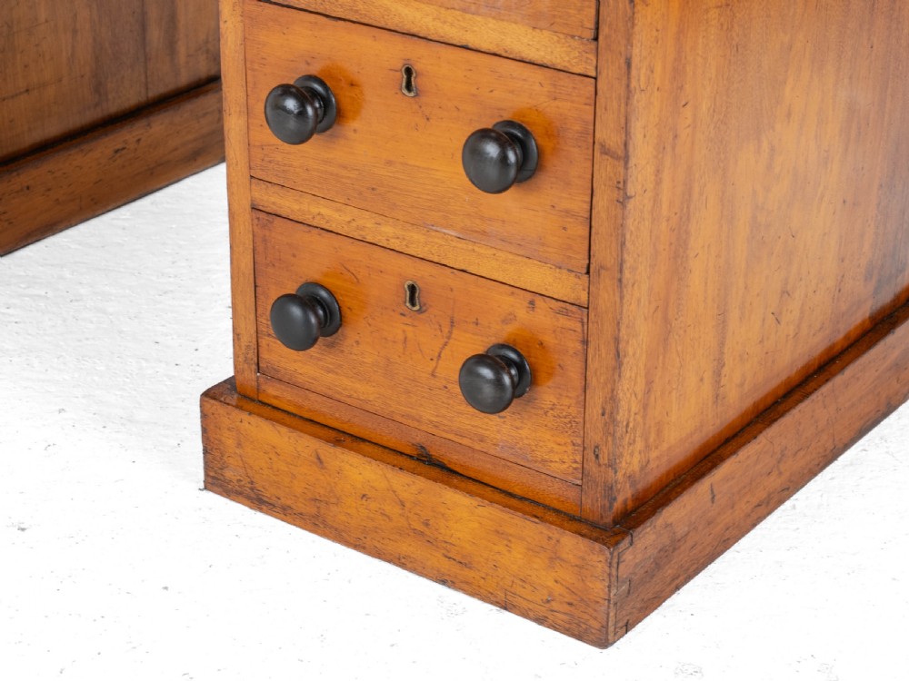 Victorian Small Walnut Pedestal Desk with Leather Tooled Gilt Border Skiver circa 1870 (19th Century) View X