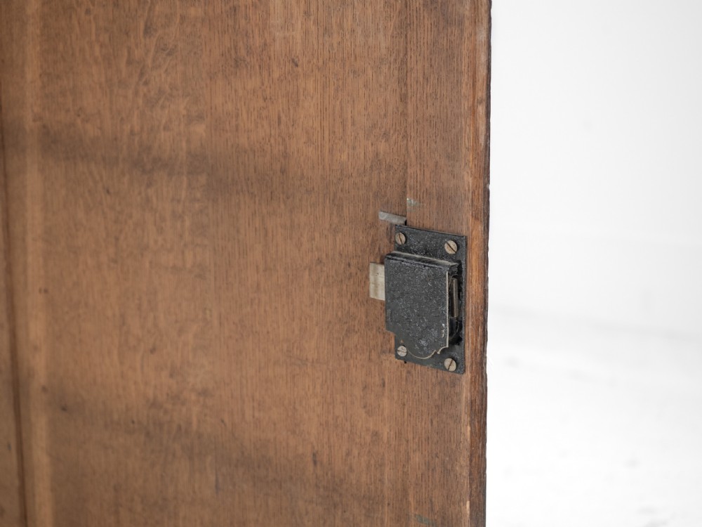 A late 18th-century Georgian oak wall-hanging corner cupboard featuring mahogany crossbanding, an inlaid central lozenge motif, a moulded top cornice, and brass H-hinges. View VII
