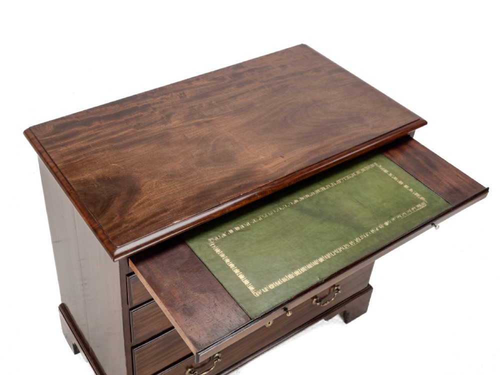 George II Mahogany Bachelors Chest of Drawers with Brushing Slide, c.1750 - Georgian View II