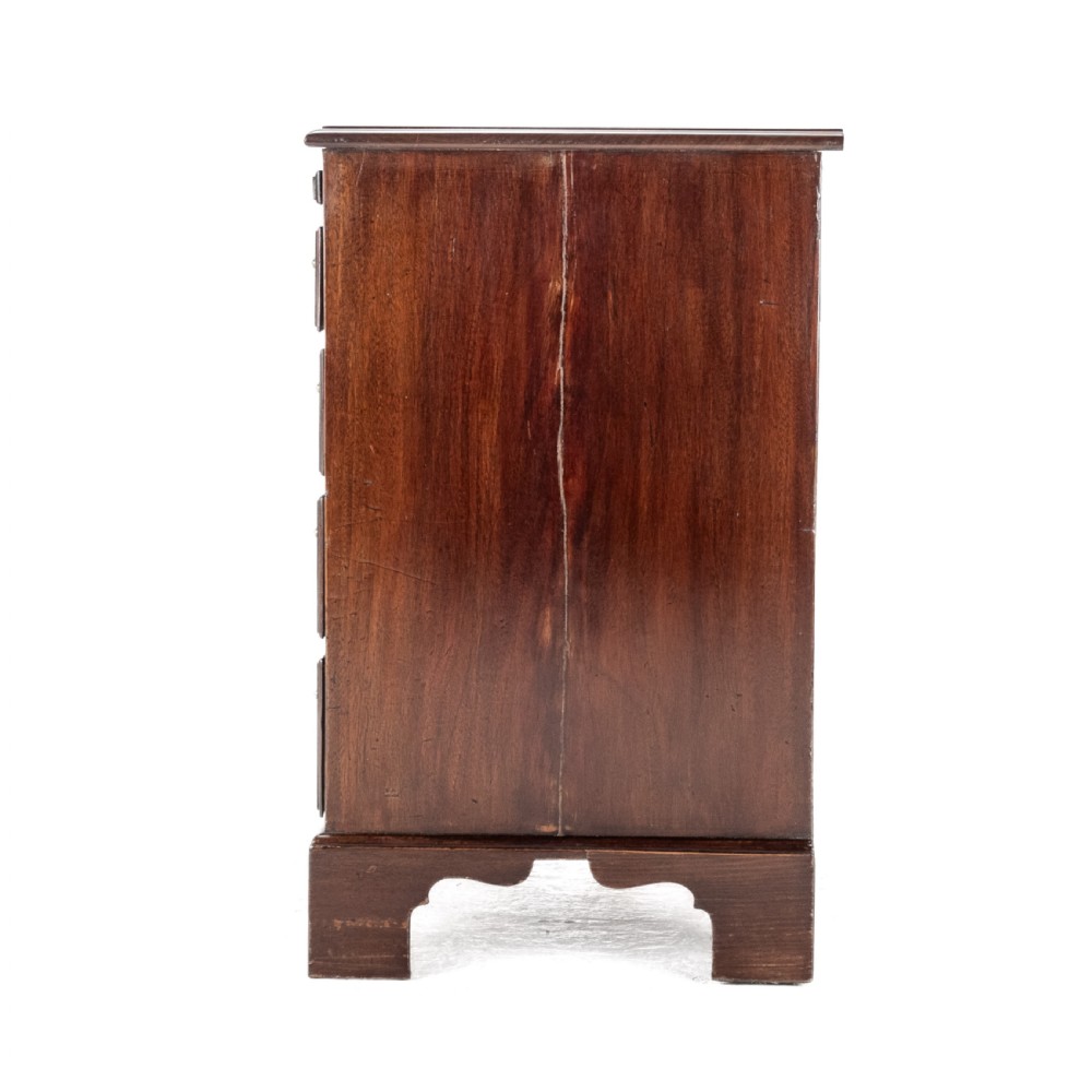 George II Mahogany Bachelors Chest of Drawers with Brushing Slide, c.1750 - Georgian View XIV