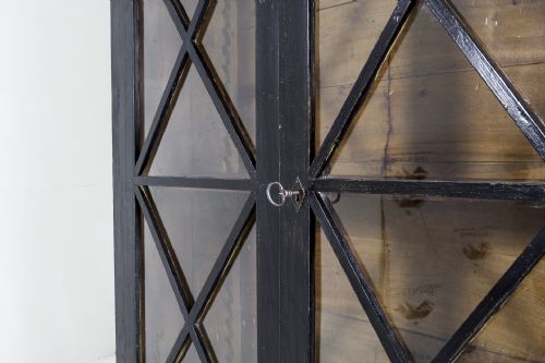 19TH CENTURY FRENCH GLAZED TWO DOOR EBONISED BOOKCASE - ADDITIONAL PHOTO 4