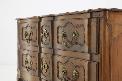 18TH CENTURY TWO DRAWER WALNUT COMMODE - ADDITIONAL PHOTO 2