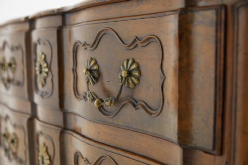 18TH CENTURY TWO DRAWER WALNUT COMMODE - ADDITIONAL PHOTO 3