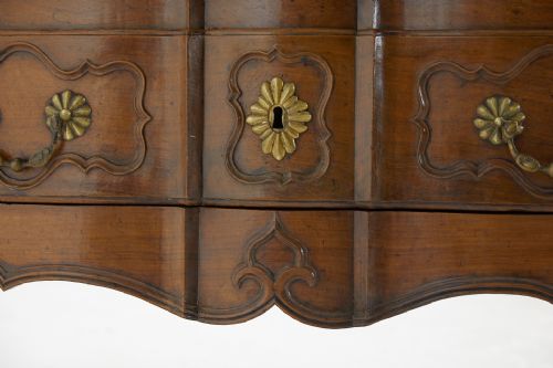18TH CENTURY TWO DRAWER WALNUT COMMODE - ADDITIONAL PHOTO 4