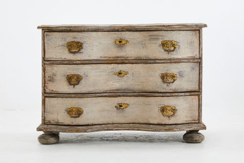 18th century serpentine commode - CATEGORY: ANTIQUE CHEST OF DRAWERS - DATED 18TH CENTURY