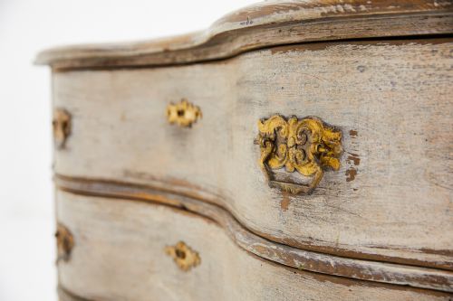 18TH CENTURY SERPENTINE COMMODE - ADDITIONAL PHOTO 3