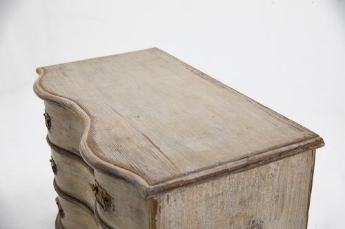18TH CENTURY SERPENTINE COMMODE - ADDITIONAL PHOTO 5