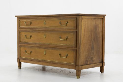 18th century french commode - CATEGORY: ANTIQUE CHEST OF DRAWERS - DATED 18TH CENTURY