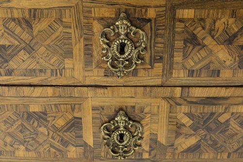 18TH CENTURY FRENCH PARQUETRY COMMODE - ADDITIONAL PHOTO 4