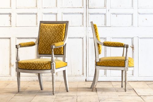 PAIR OF 18TH CENTURY FRENCH ARMCHAIRS - ADDITIONAL PHOTO 1